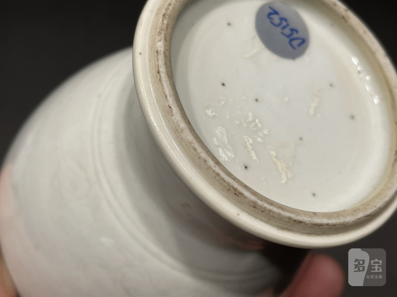 清康熙 白釉暗刻花卉纹盘口瓶 - 图8